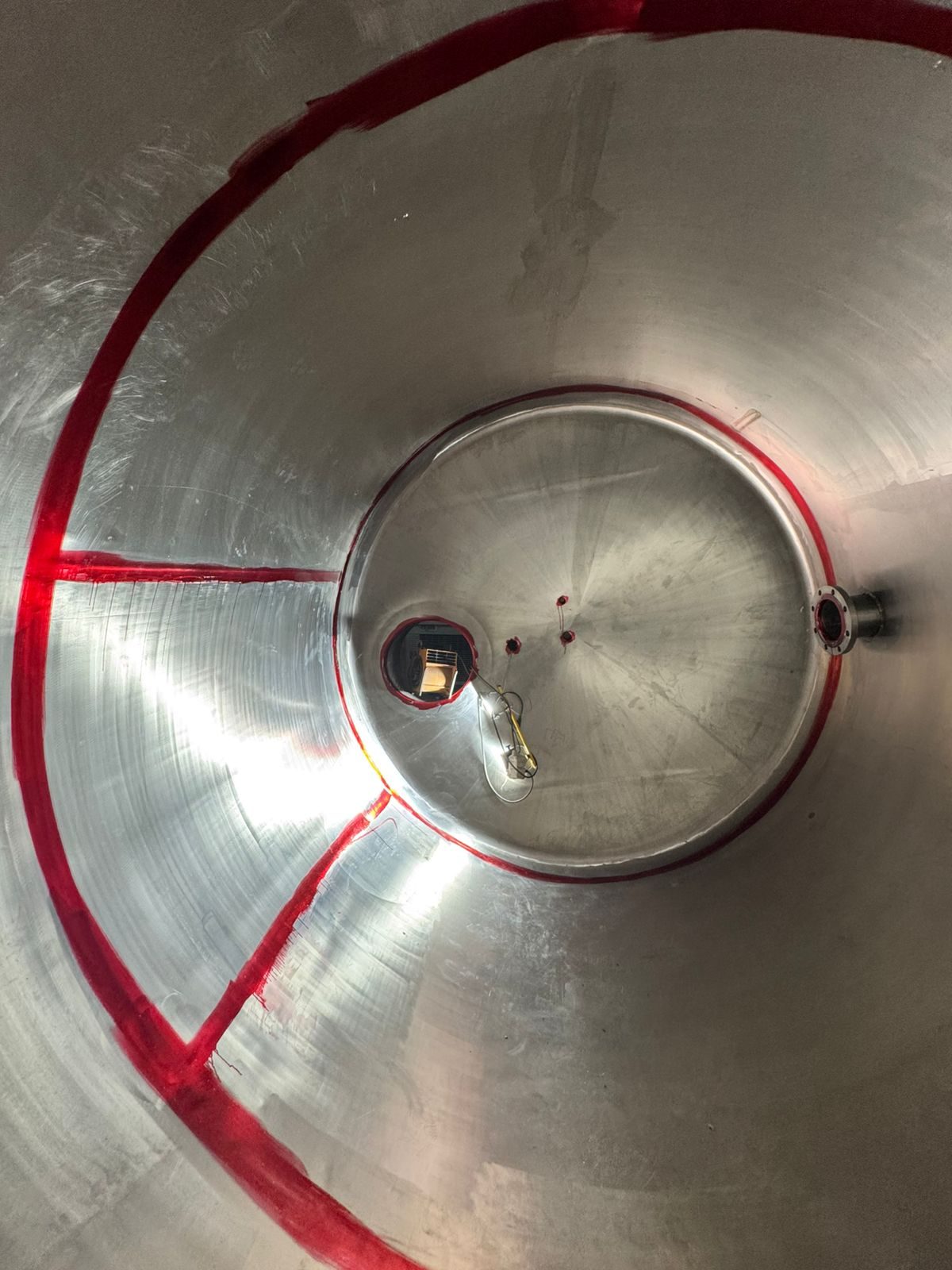 Soldaduras internas de un tanque marcadas con líquidos penetrantes