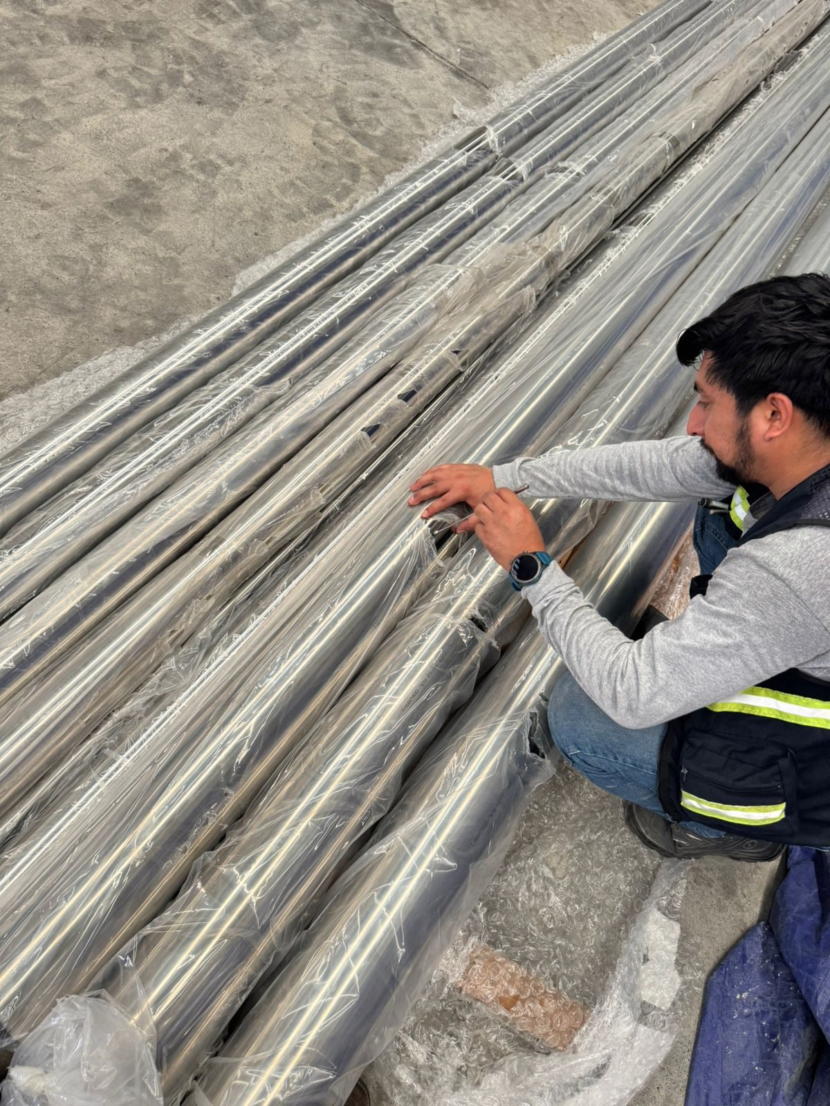 Inspección de tubería de acero inoxidable en recepción