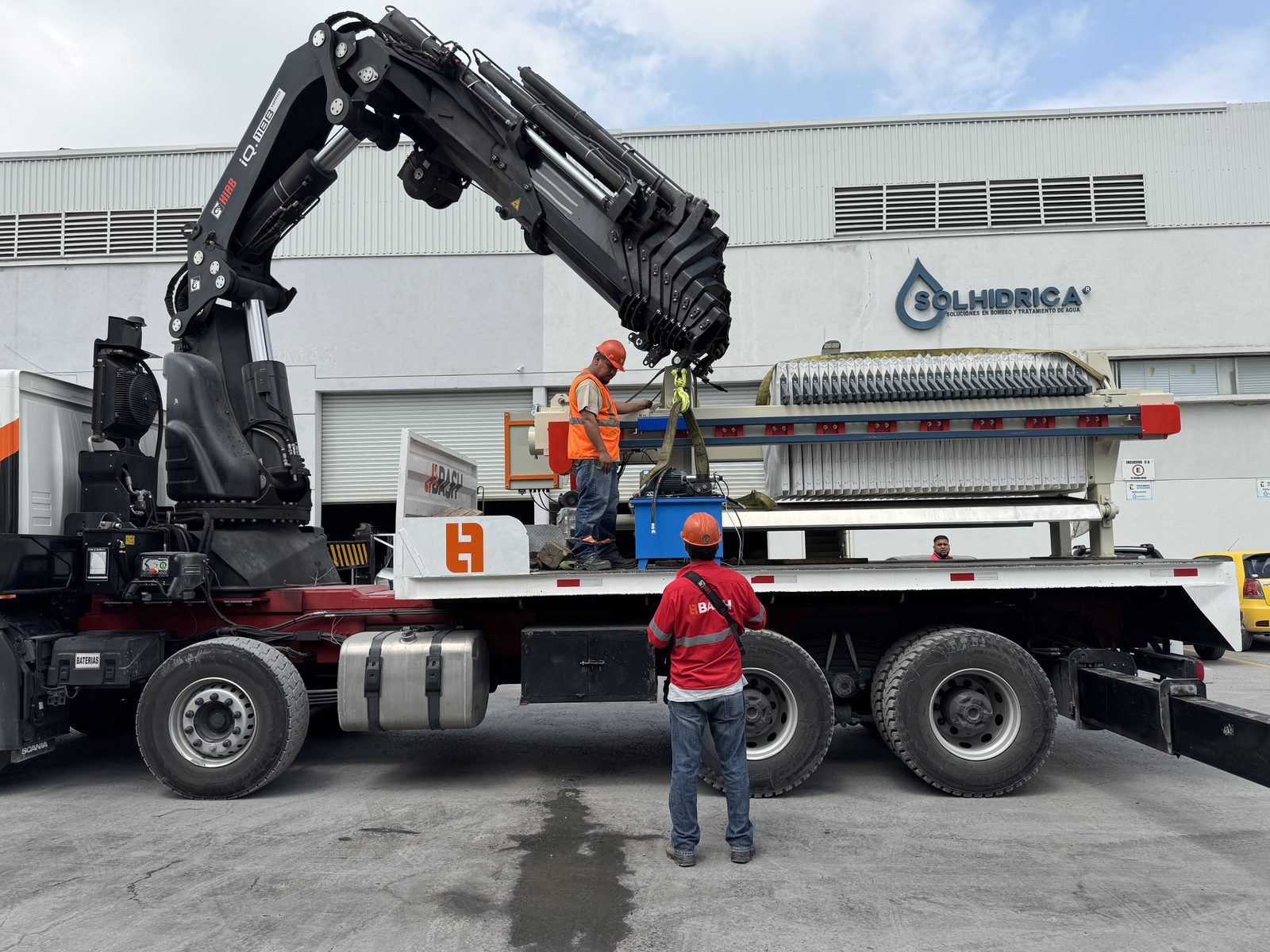 Maniobra con grúa para carga de equipo