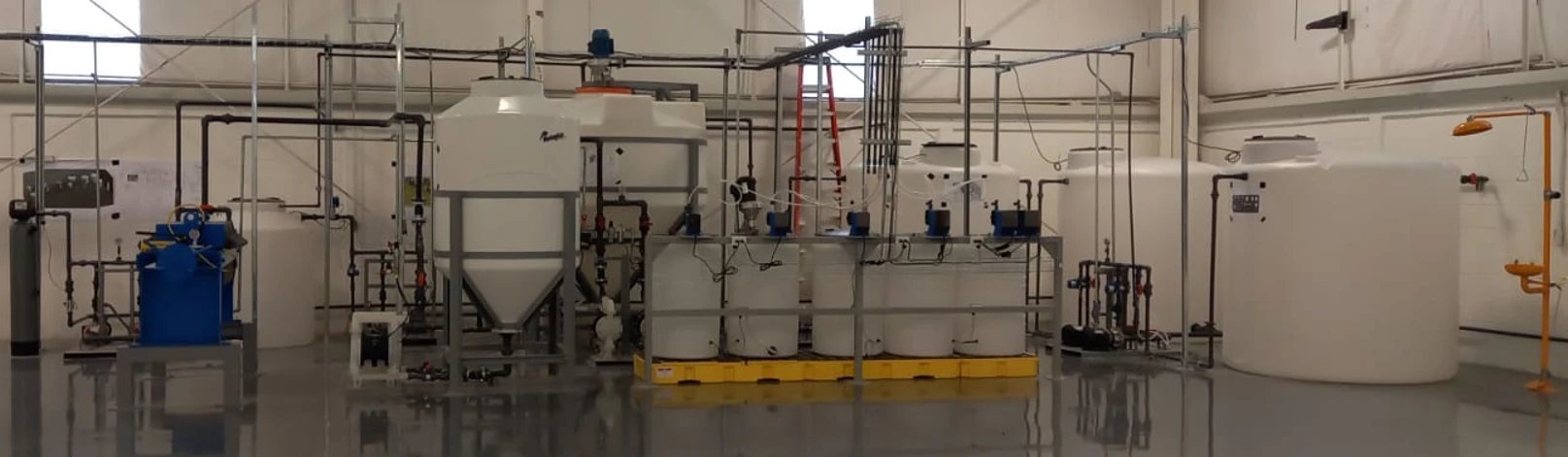 Planta físico-química con tanques de reacción