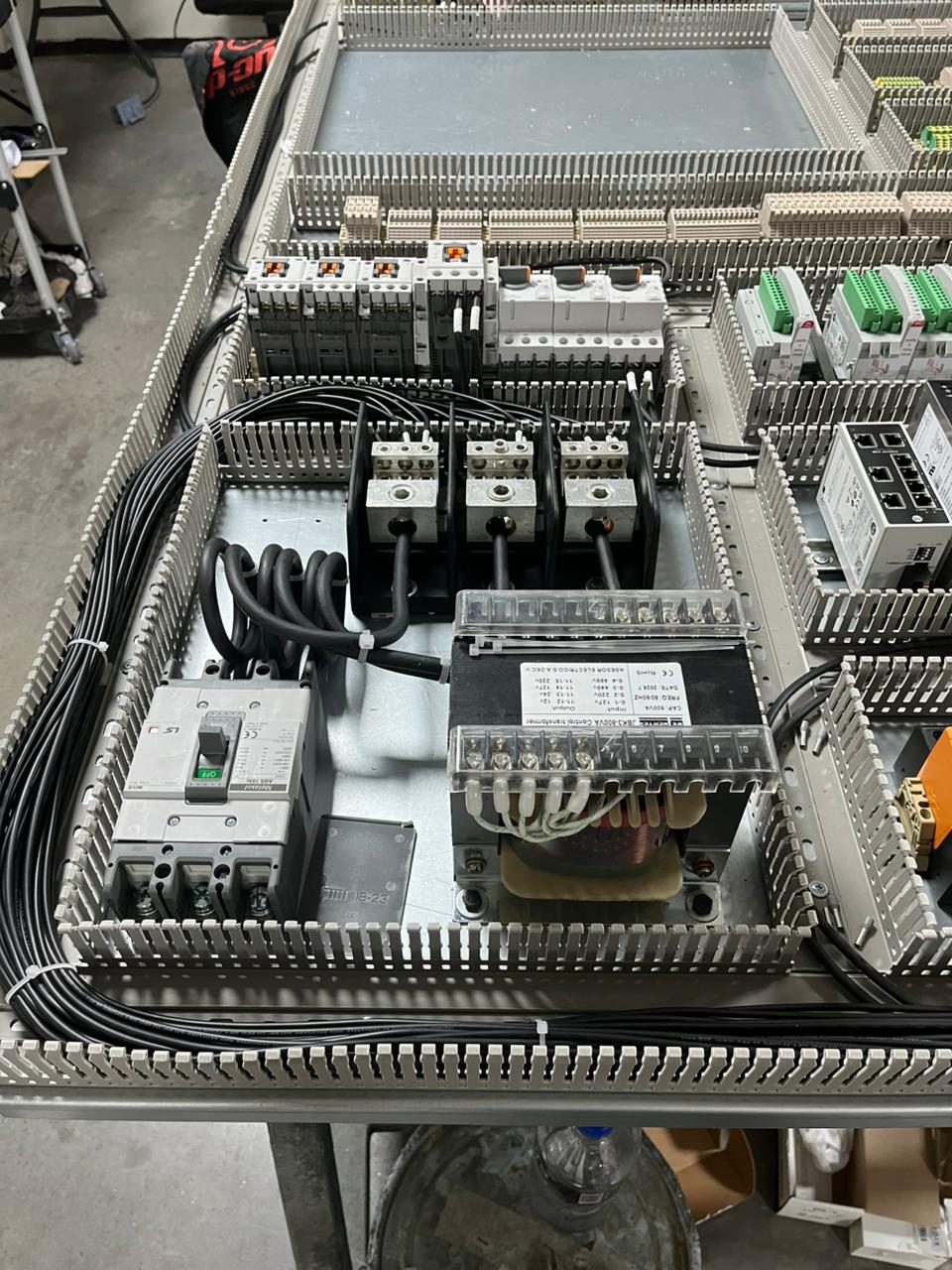 Sección de fuerza de un tablero de control en armado