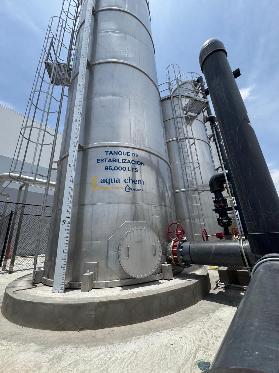 Tanque de estabilización de 96,000 litros en acero inoxidable, proyecto de Aqua-Chem en colaboración con Solhidrica