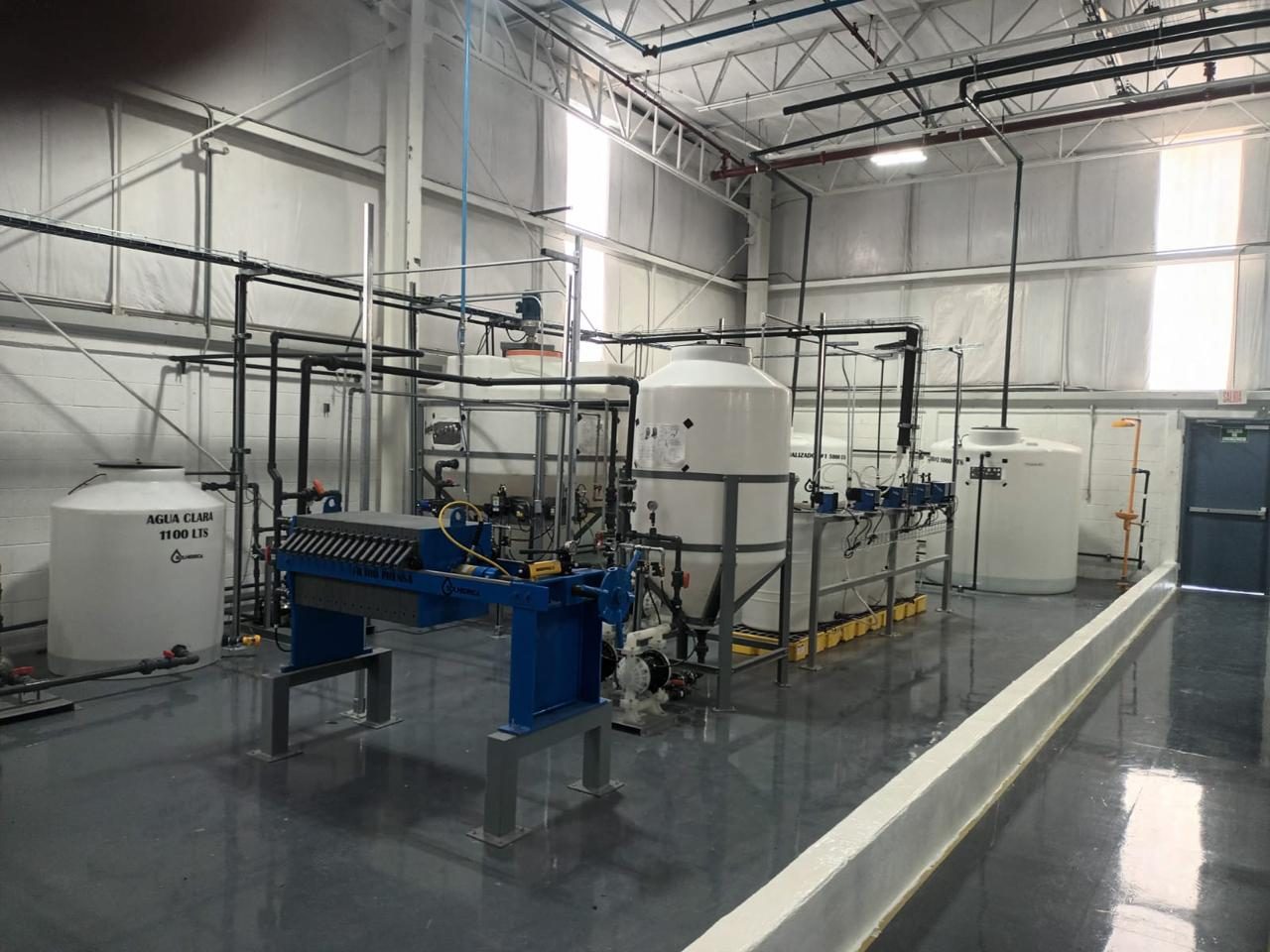 Planta físico-química con filtro prensa, reactor y skid de dosificación