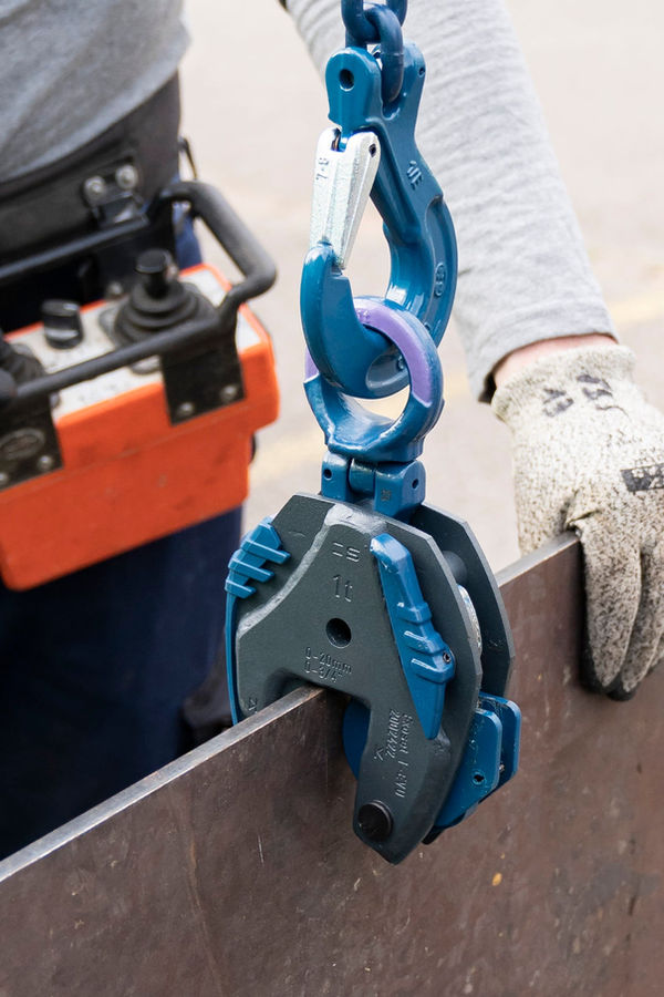 Lifting clamp with chain