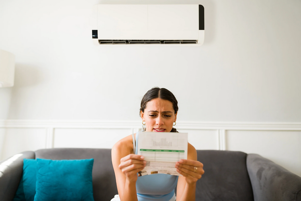 Una persona preocupada por que el recibo de CFE le salió más caro de lo esperado