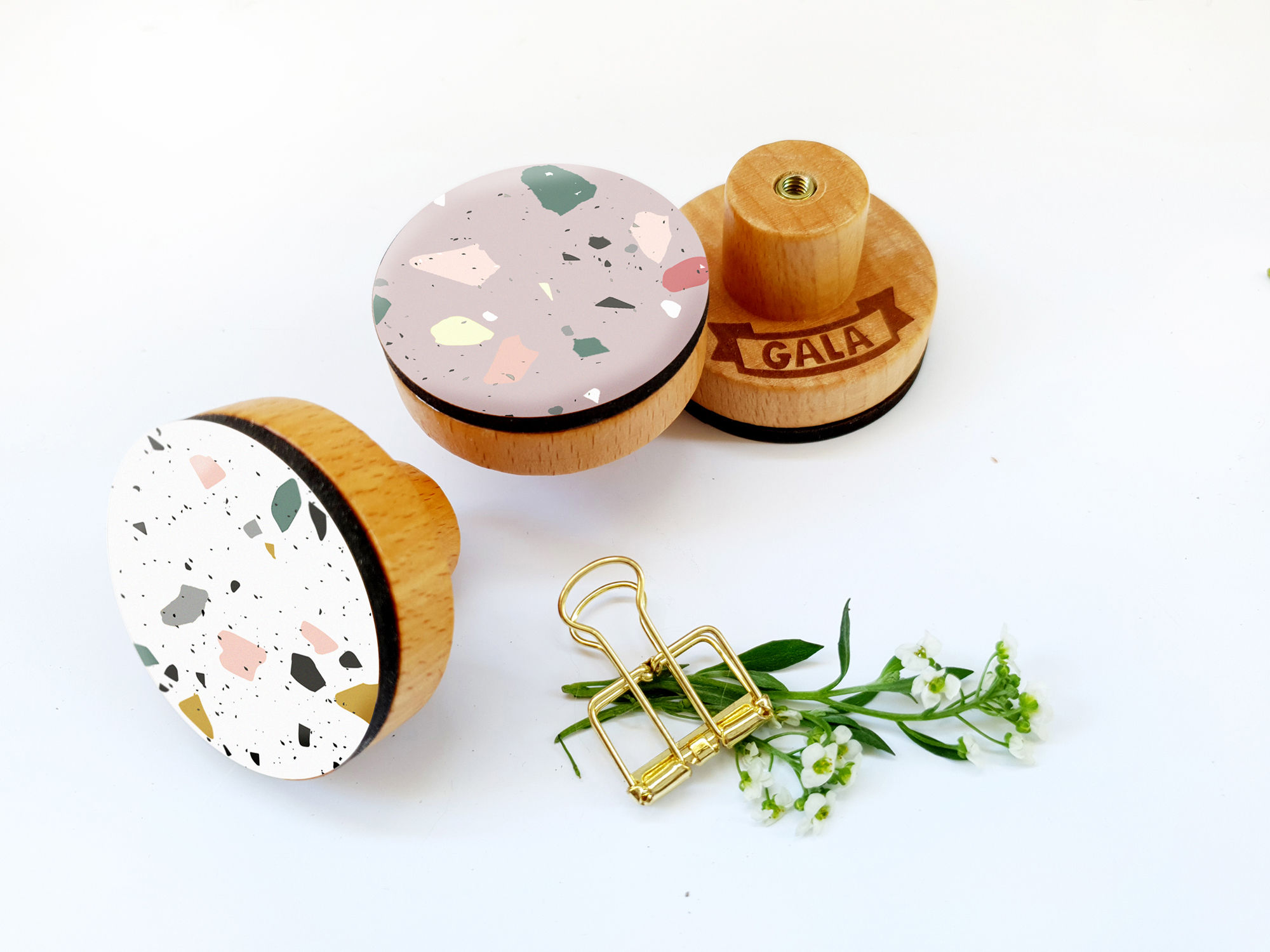 שלוש ידיות עץ בעיצוב טרצו מוצגות על רקע לבן.