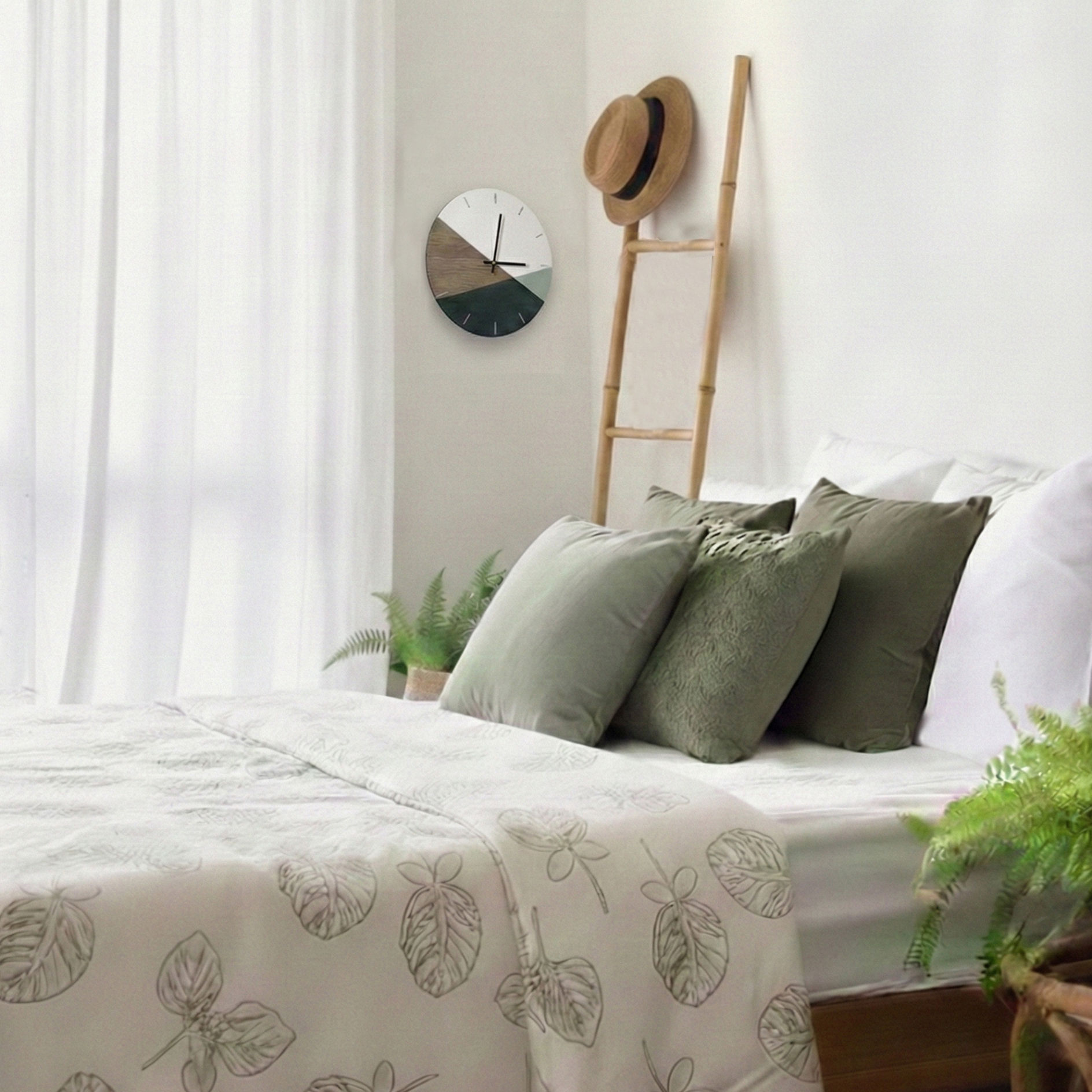שעון קיר עגול בעיצוב נורדי מעץ – עם מספרים, מנגנון שקט וצבעים טבעיים ירוק-עץ