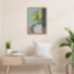 ציור ממוסגר של עציץ עם עלים צהובים וירוקים בתוך כד בעיצוב פרחוני בגווני חום, תלוי מעל שידת עץ עם פריטים דקורטיביים.