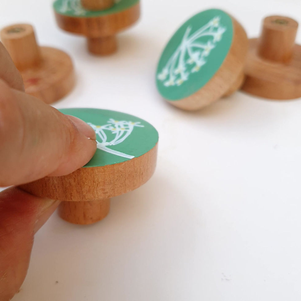 תמונה ממוזערת: ידית עץ עגולה בעבודת יד עם ציור של סביון