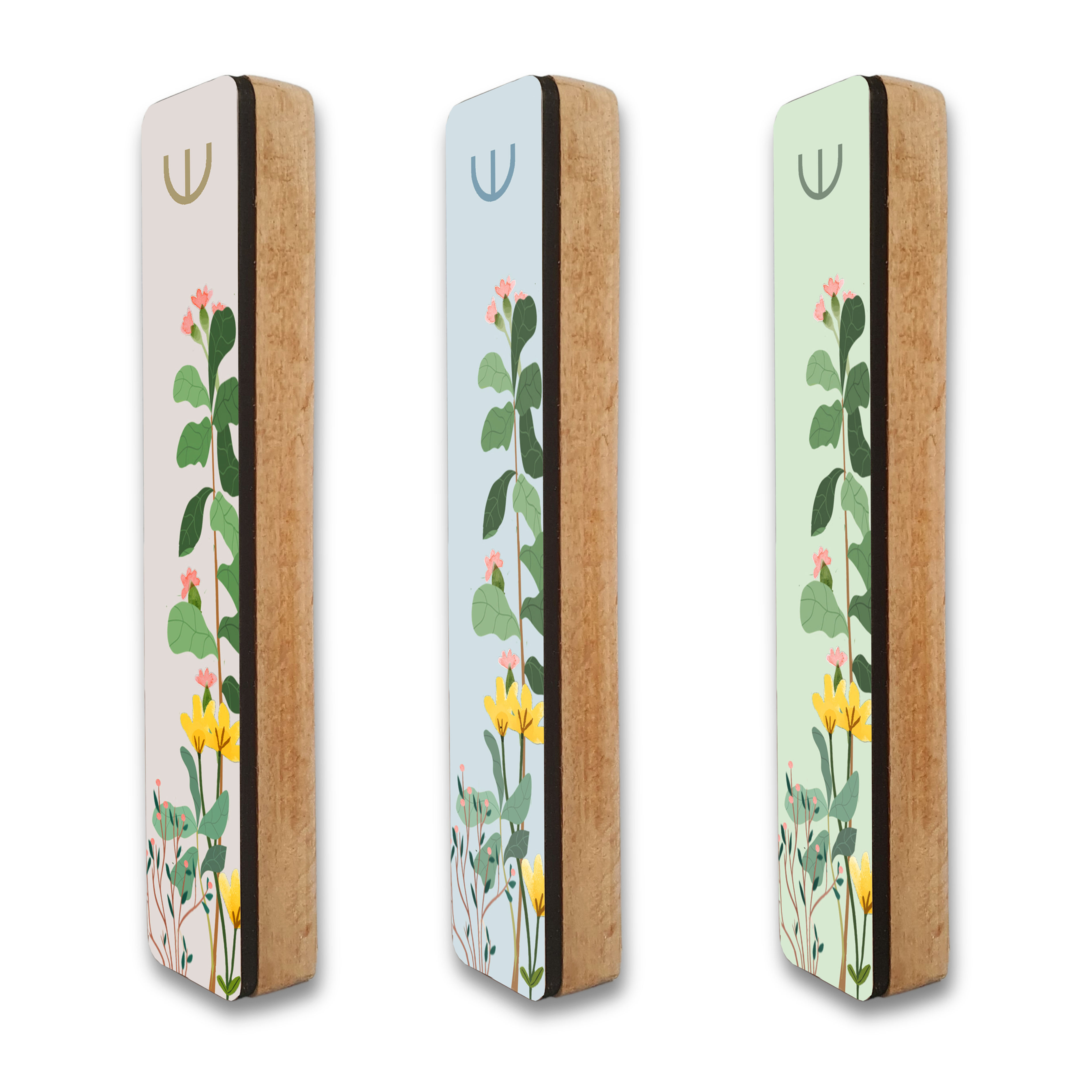 שלוש מזוזות בעיצוב בוטני, עם הדפסי פרחים וצמחיה על בסיס עץ טבעי. עיצוב מושלם להוספת מגע טבעי לבית