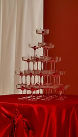 Glass tower installation on red silk fabric – Event scenography and immersive set design for impactful visual experiences