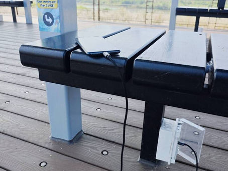 在河邊散步手機沒電怎麼辦? 二仁溪畔涼亭首度增設太陽能充電座