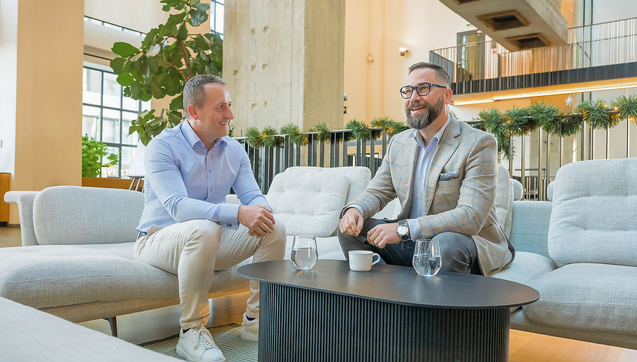 Martin Maštalír in conversation with Vladimír Janík during Menity Leaders Talk, discussing AI, leadership and human judgement