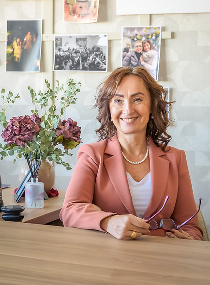 Monika Poussard, General Plant Director at Stellantis Slovakia, photographed for Menity Leaders Talk 2025 — a conversation on trust, clarity, and authentic leadership in the automotive industry.