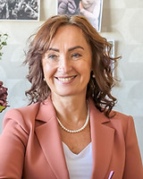 Portrait of Monika Poussard, General Plant Director at Stellantis Slovakia, featured in Menity Leaders Talk.