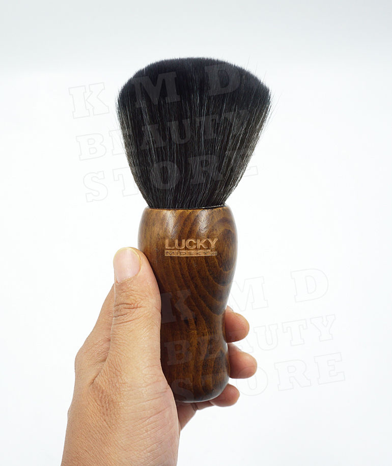 Thumbnail: แปรงทำความสะอาเศษผมบนใบหน้า