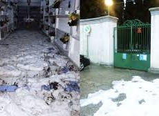 Gargano, forte grandinata imbianca la strada tra San Nicandro e San Marco in Lamis