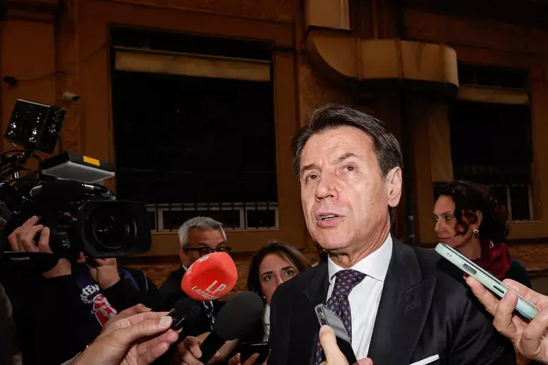Ucraina, Conte attacca l’Europa da Oristano: «Scommessa militare fallita, ora serve una svolta negoziale»