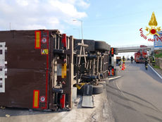 Matera, Incidente stradale sulla SS7: autotreno fuori strada, autista soccorso dai Vigili del Fuoco