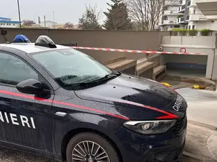 Lancia la moglie dal balcone poi si butta anche lui, morti tutti e due