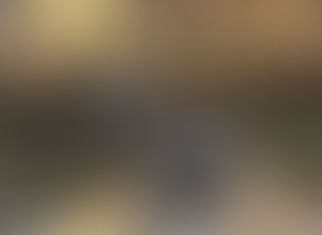 Funerali di Valentino: solo fiori bianchi in chiesa. Nell’omelia: «La bellezza salva, lui l’ha seminata»