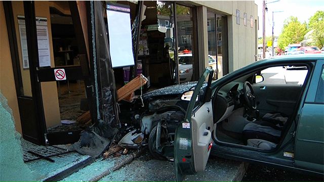 Une voiture fonce dans la Caisse de