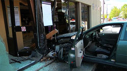 Une voiture fonce dans la Caisse de