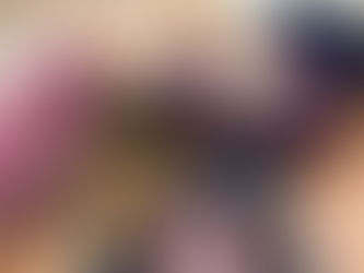 Heklede punger i mykt chenillegarn med lapper som det står "Jeg er håndlaget" på