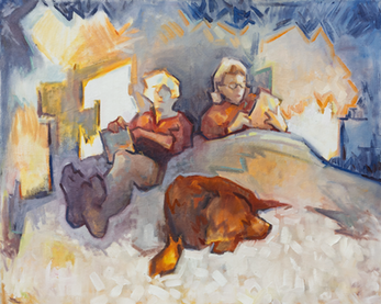 Les parents de l'artiste et leur chien en train de lire dans leur lit 