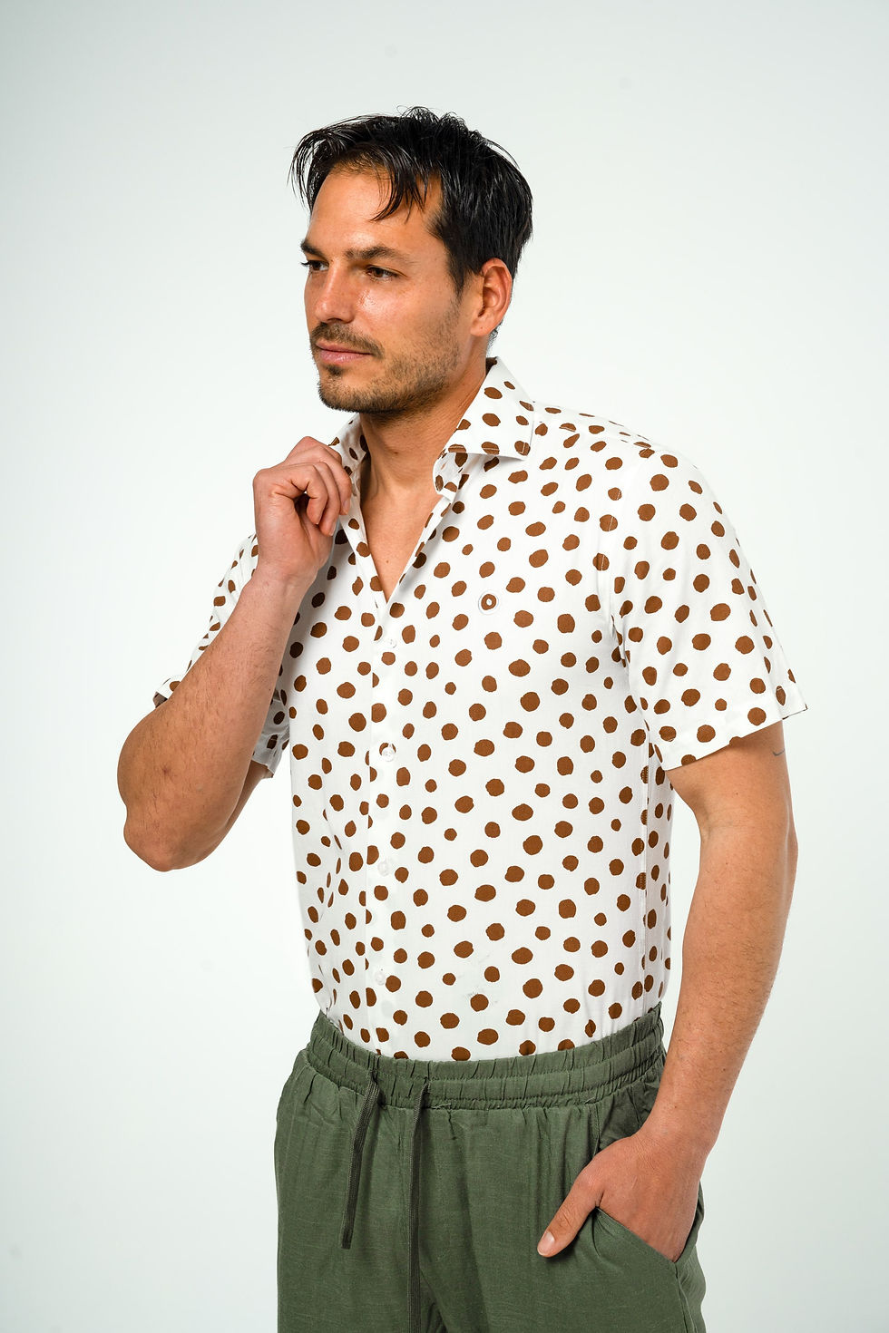 Miniaturbild: Camisa Lunares Marrón Fondo Blanco Tesla