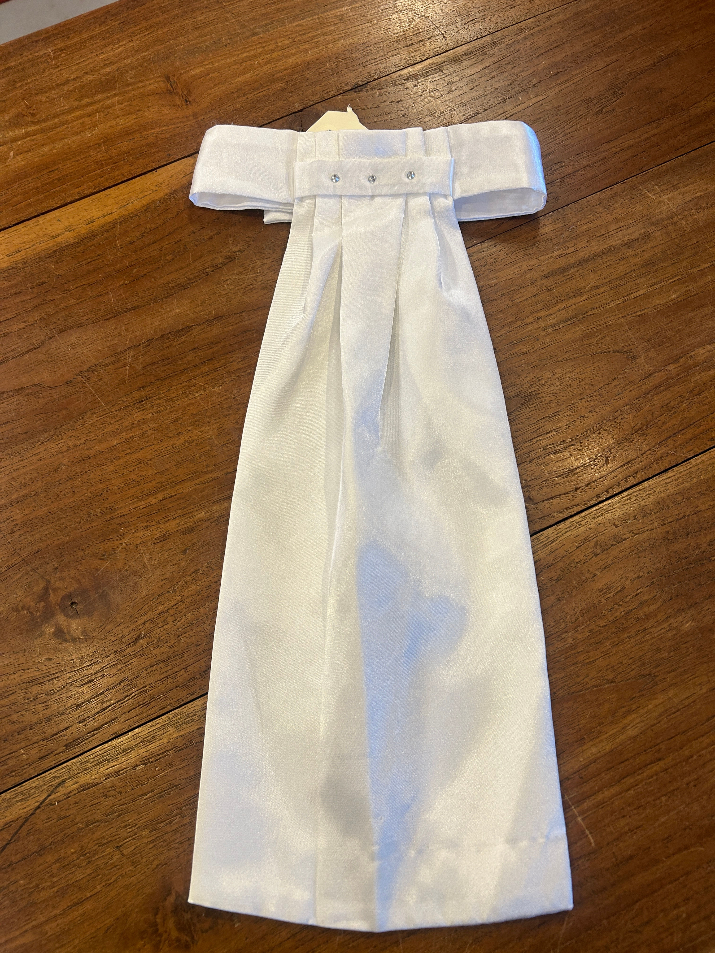 Plastron i satin m / sten i hvid