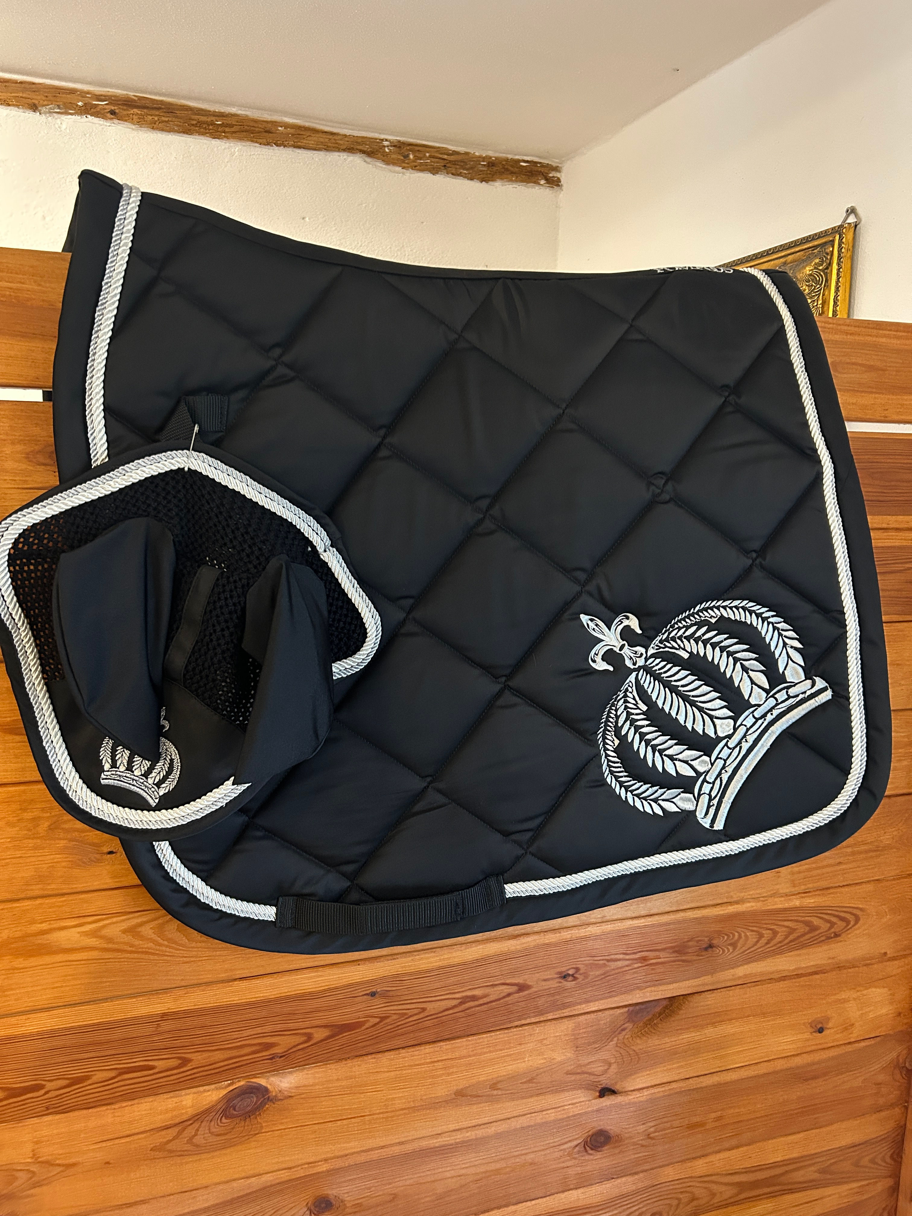 Pompoos Dressur Underlag + Hut i sort, str 17" / full