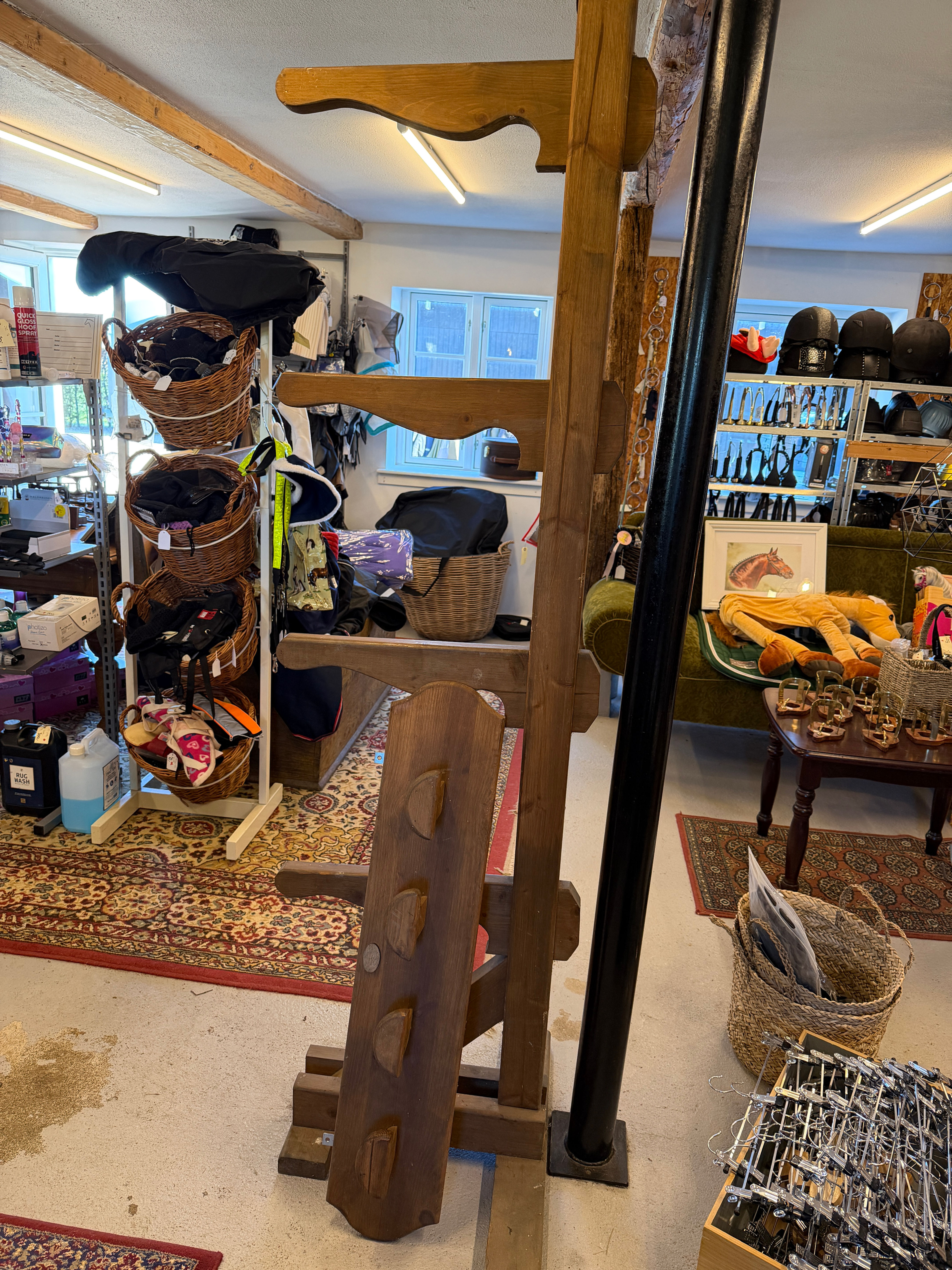 Sadel holder og knage række til trenser