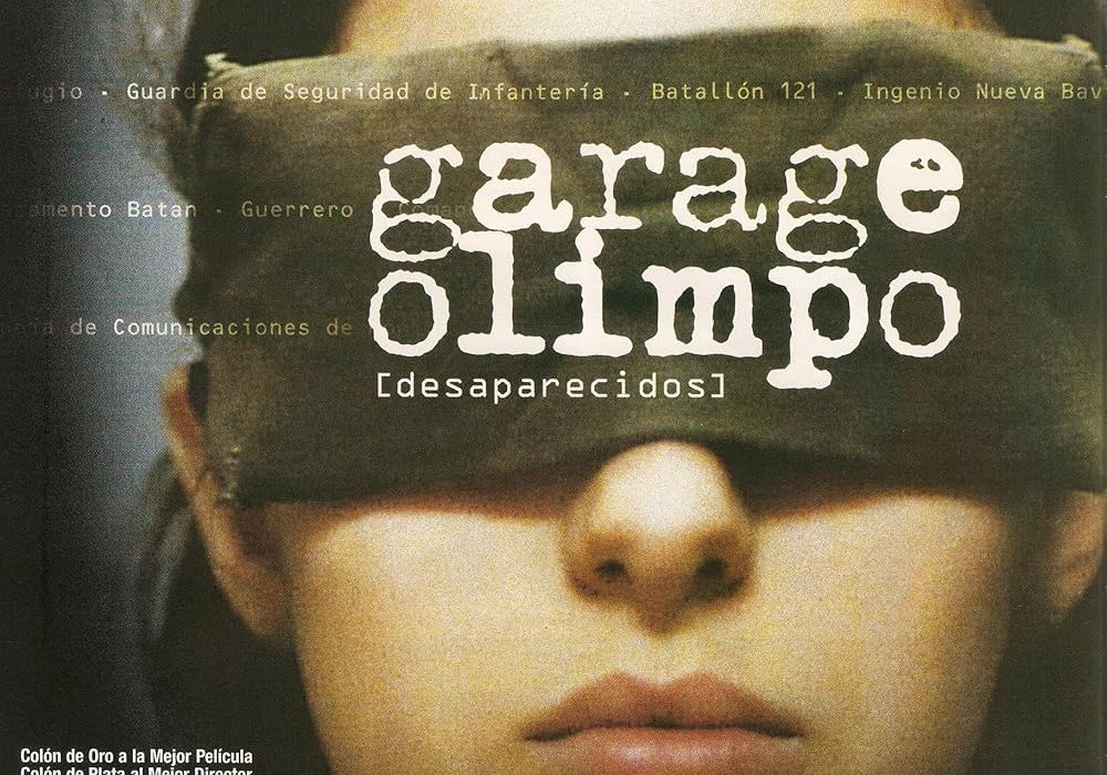 Garage Olimpo (1999) es una cruda película dramática argentina dirigida por Marco Bechis que retrata el horror de la última dictadura militar (1976-1983). Narra el secuestro y tortura de María, una joven militante, en un centro clandestino, destacando la deshumanización y el terror de Estado, basado en la experiencia personal del director. Sinopsis María (Antonella Costa) es una joven alfabetizadora y militante que vive con su madre en Buenos Aires. Un día, es secuestrada por un grupo armado...