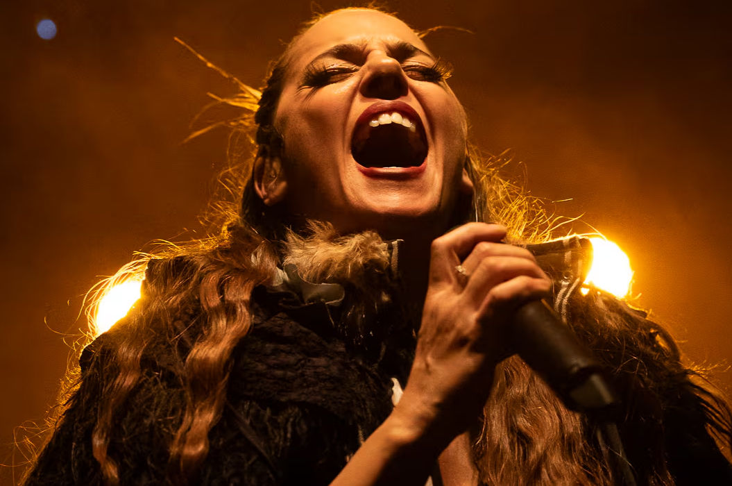 VIDEOCLIPS PLAYLIST SHOWS EN VIVO PLAYLIST FESTIVAL CAPITAL 2020 TECNÓPOLIS 2022 EN VIVO Sara Hebe (Sara Hebe Merino) es una destacada cantante, compositora y activista argentina, considerada una de las voces más influyentes y combativas del rap, la música urbana y el transfeminismo en Latinoamérica. Origen: Nacida el 9 de julio de 1983 en Trelew, Chubut. Inicios: Llegó a la música de forma autodidacta en 2007 tras estudiar danza y teatro. Estilo: Fusión explosiva de rap, punk, cumbia,...