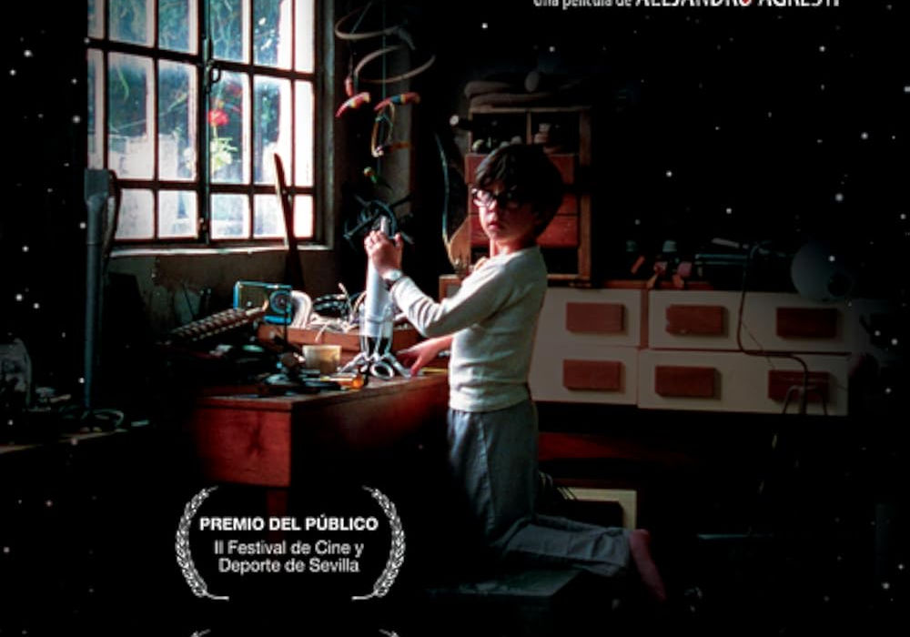 Sinopsis: Ambientada en la Buenos Aires de 1969, la película sigue a Valentín, un niño de 8 años muy inteligente y con estrabismo que sueña con ser astronauta. Tras el abandono de su madre y ante la constante ausencia de un padre violento, es criado por su abuela. Con una madurez inusual, Valentín intenta resolver los problemas de los adultos de su barrio mientras busca desesperadamente el afecto materno, entablando un tierno vínculo con Leticia, una de las novias de su papá. Ficha Técnica...