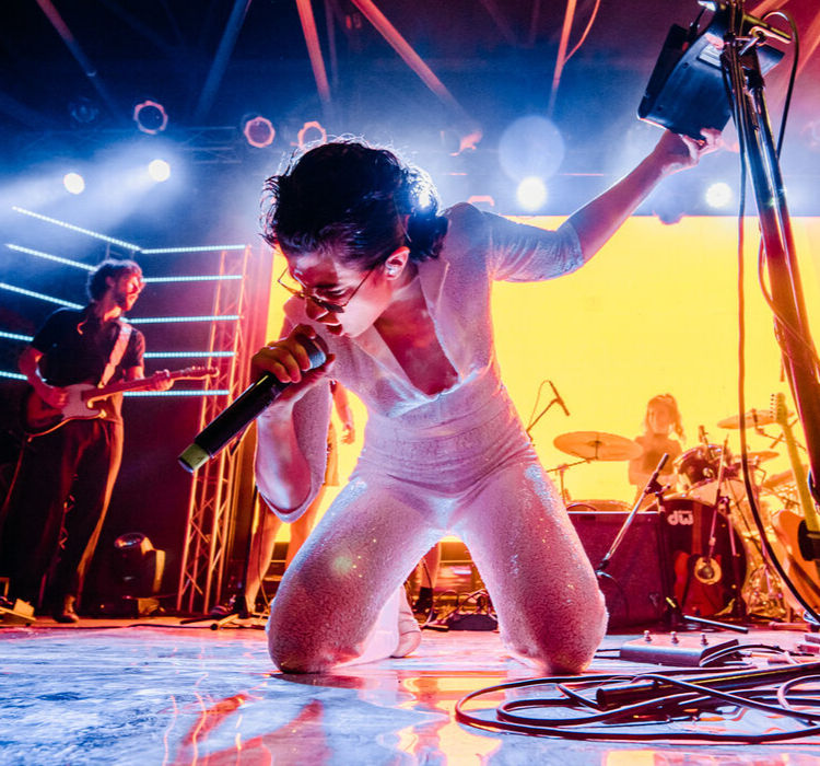 LUNA EN VIVO VIDEOCLIPS PLAYLIST PARA QUIEN TRABAJAS VOL. 1 SESIÓN SALDÍAS EL PESO DEL AIRE SUSPIRADO LA PRESENCIA DE LAS PERSONAS QUE SE VAN Marilina Bertoldi es una de las cantautoras, guitarristas y productoras más influyentes del rock alternativo en Argentina. Consagrada como un ícono de la escena contemporánea por romper los moldes tradicionales de la industria, marcó un hito histórico en 2019 al convertirse en la primera mujer rockera en ganar el Premio Gardel de Oro (por su disco...