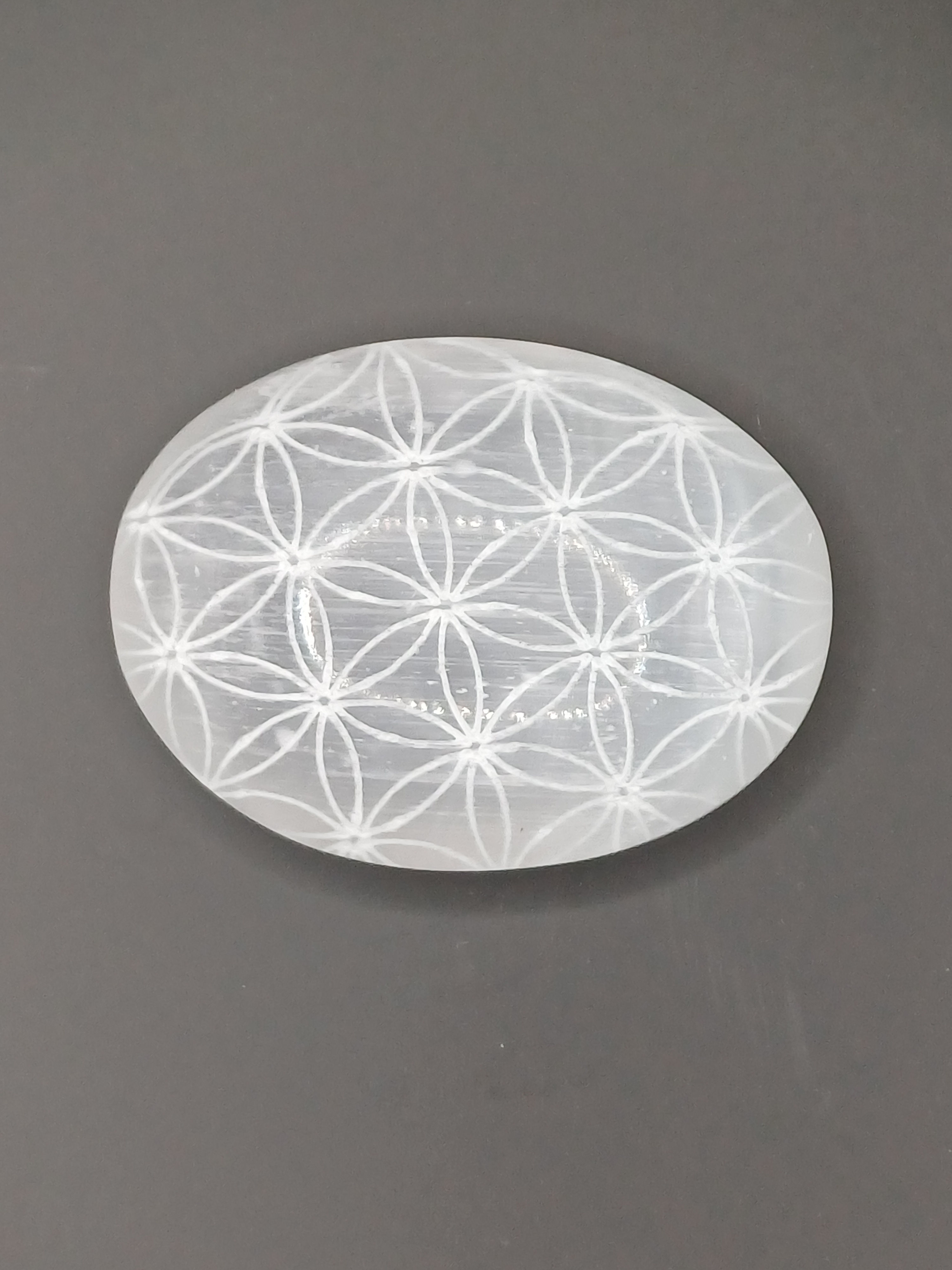 Galet gravé Fleur de Vie en sélénite