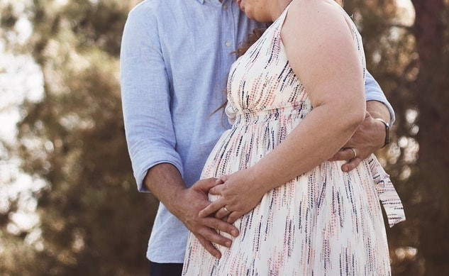 image of a pregnant couple