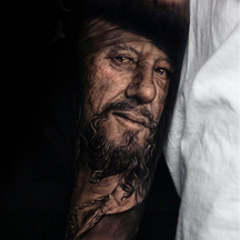 Captain Hector Barbossa als Realismus Tattoo auf dem Oberarm im Tattoo Studio Zürich