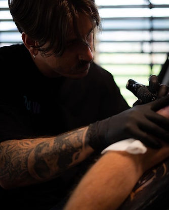 Tätowierer Chicano am Arbeiten im Tattoo Studio Basel