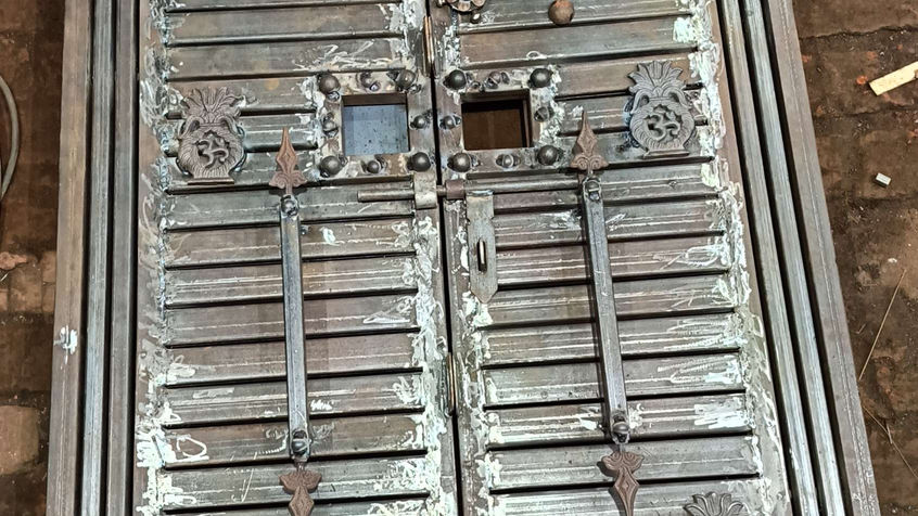 Makan gate design, Rani double doors, Loha pipe gate size 7 by 4 feet Rs. 15000