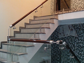 Modern glass railing design for stairs