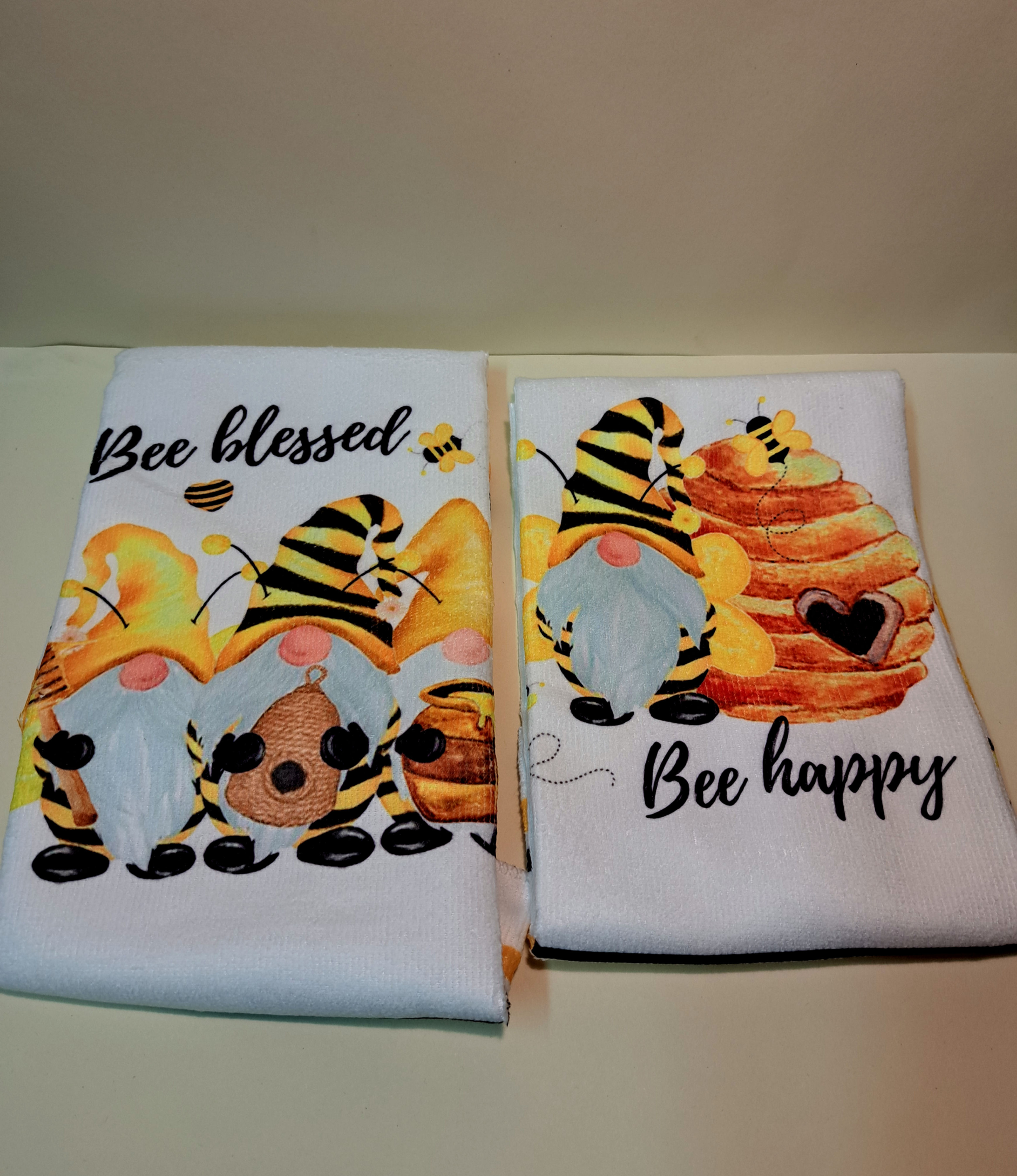 2x Handtuch mit lustigen Bienen Motiven