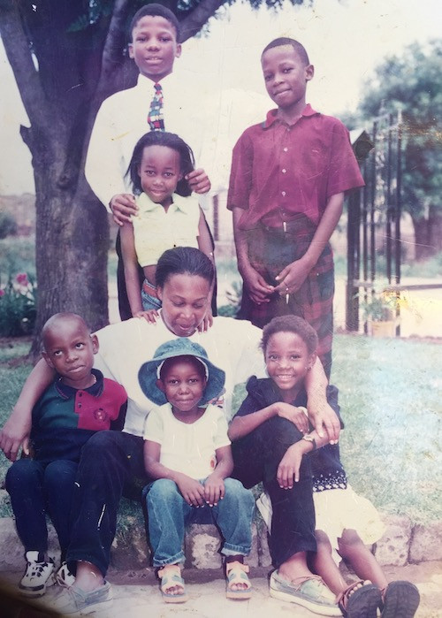Ipeleng (mit Hut) mit Mama Sharon, Schwester Moipone und ihren Cousins.