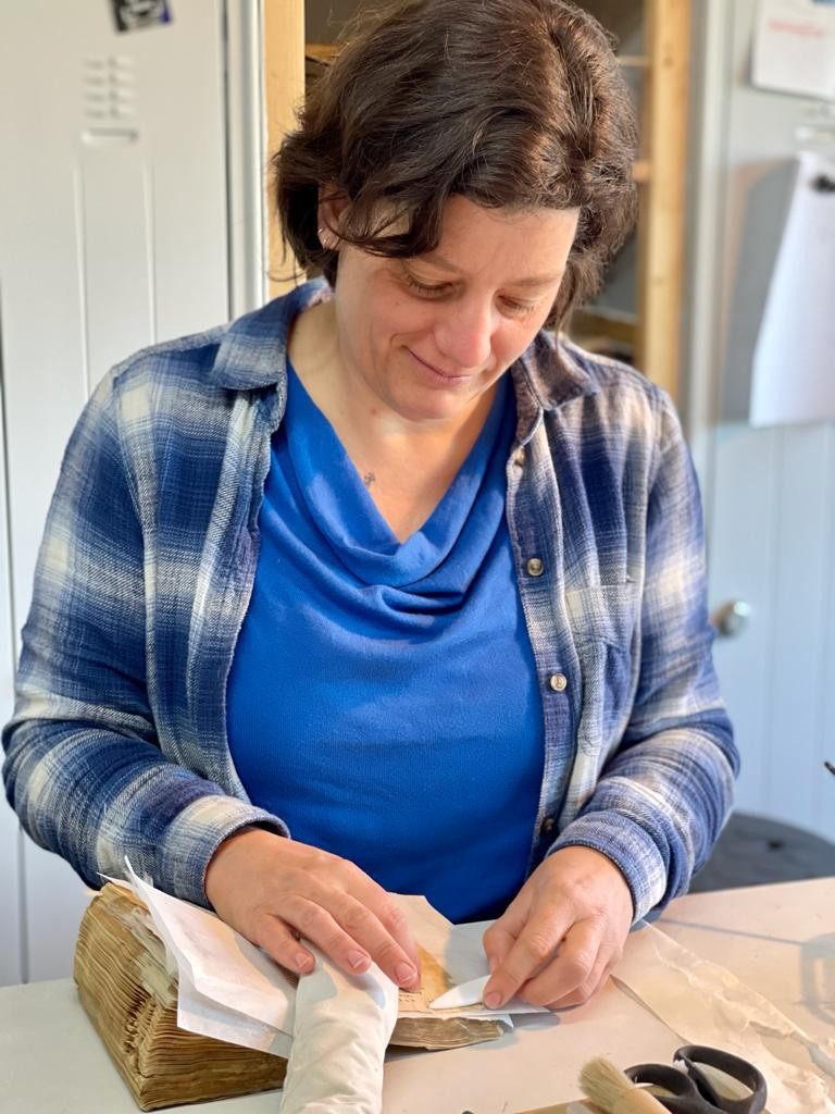 Restauratorin Tina Löhr bei der Arbeit Foto: privat