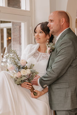 bruidspaar kijkt naar buiten