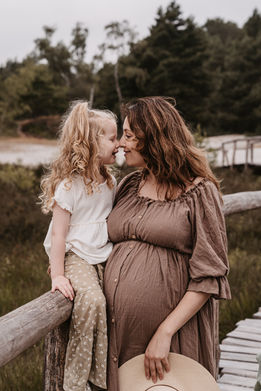 zwangere moeder met dochter op de brunssumerheide