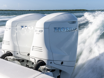 Technician diagnosing Honda outboard starting problem