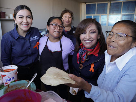 GOBERNADORA Y FUNCIONARIOS ACUDEN A CASAS DE MUJERES PARA ESCUCHARLAS